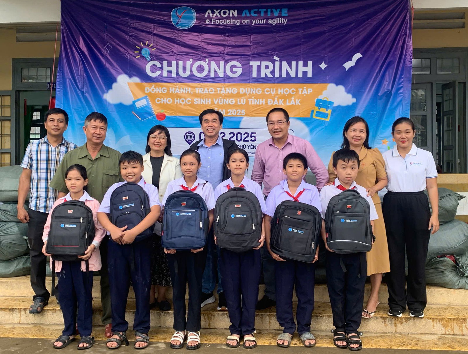 Axon Active delivered 2,536 school packages to three schools in Dak Lak province