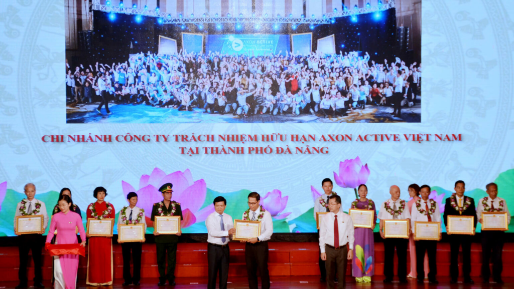 Mr. Hai, Branch Director of Axon Active Vietnam, received the certificate of merit at the congress. Photo by Tran Ngoc