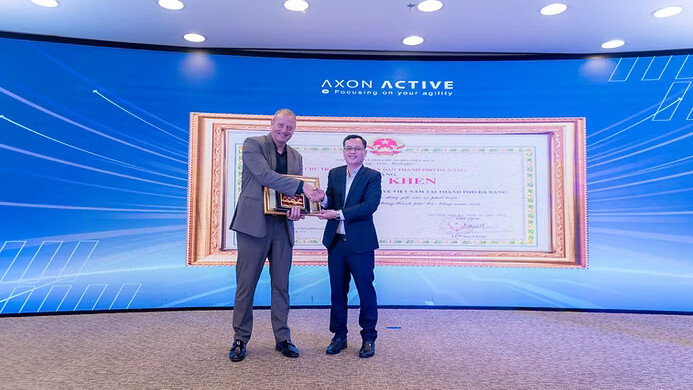 CEO of Axon Active received the commendation certificate from Deputy Director of the Department of Information and Communications, representing the city's authorities